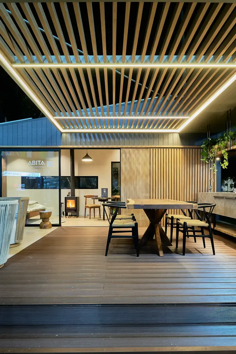 Comedor con techo de listones de la Casa Modular ABITA en Expodeco