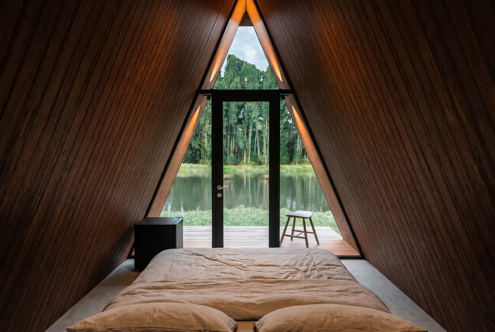 Dormitorio de la Killa con la puerta abierta al lago