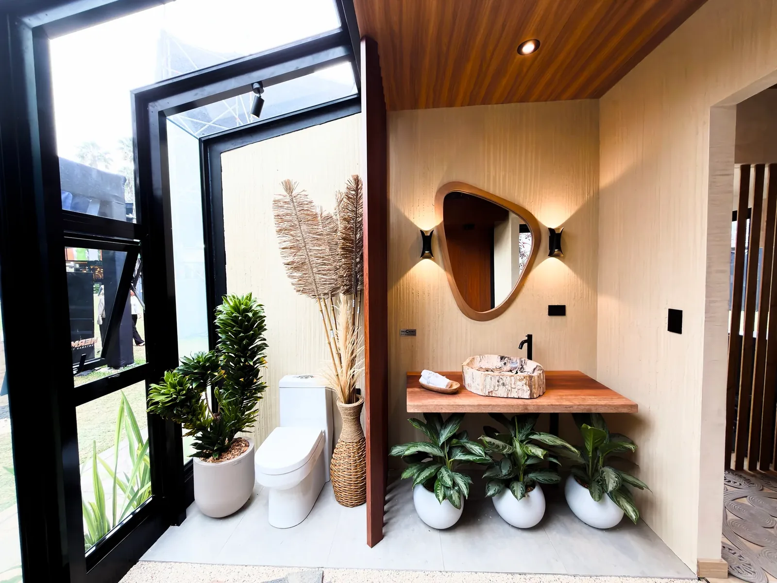 Baño y spa de la Qhapaq 1 con muro de cristal y plantas