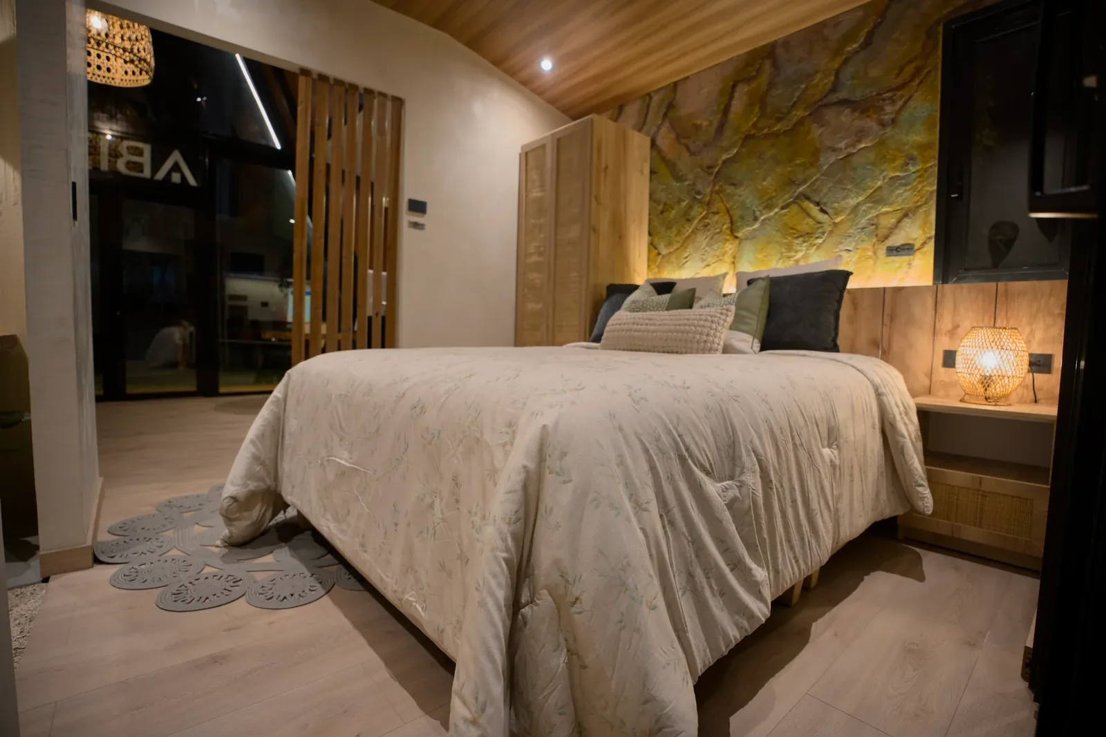 Dormitorio matrimonial de la Qhapaq 1 con cama doble y luz cálida